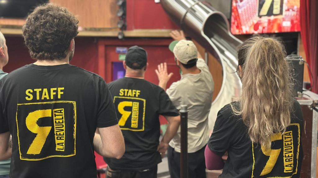 Montaje del tobogán de 'La Revuelta' en el Teatro Príncipe de Madrid.