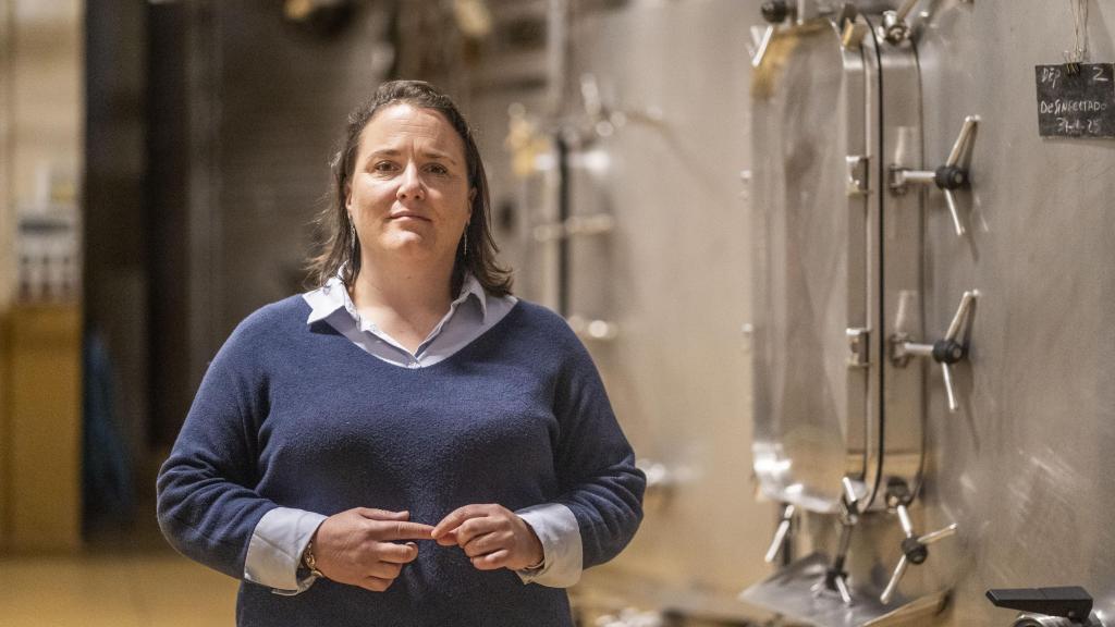 María de Simón, de Bodegas de La Marquesa, frente a unos tanques de acero inoxidable en los que se elabora la fermentación de sus vinos antes de ser pasados a barricas para su crianza.