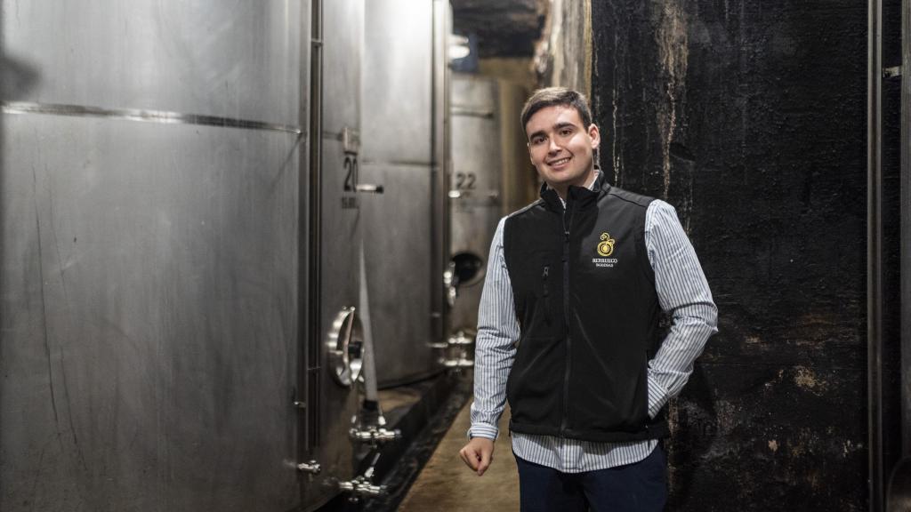 En el interior de las Bodegas Berrueco, al frente de las cuales se encuentran Imanol Berrueco, enólogo, y sus padres.