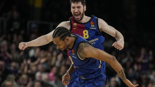 Darío Brizuela y Punter celebran una acción con el Barça.