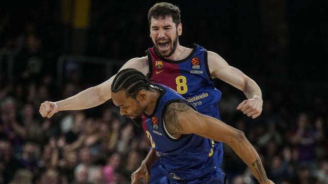 Darío Brizuela y Punter celebran una acción con el Barça.