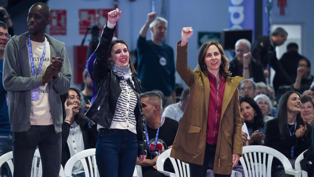 Serigne Mbayé, Irene Montero e Ione Belarra, este viernes durante la apertura de la asamblea ciudadana de Podemos.