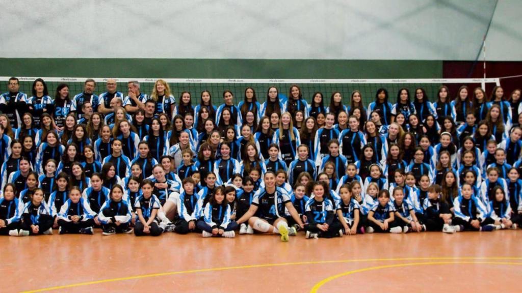 Momento dulce del voleibol femenino en A Coruña: El club Zalaeta celebra su 50 aniversario