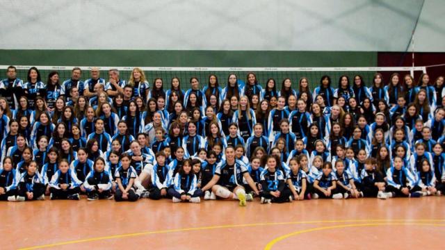 Momento dulce del voleibol femenino en A Coruña: El club Zalaeta celebra su 50 aniversario