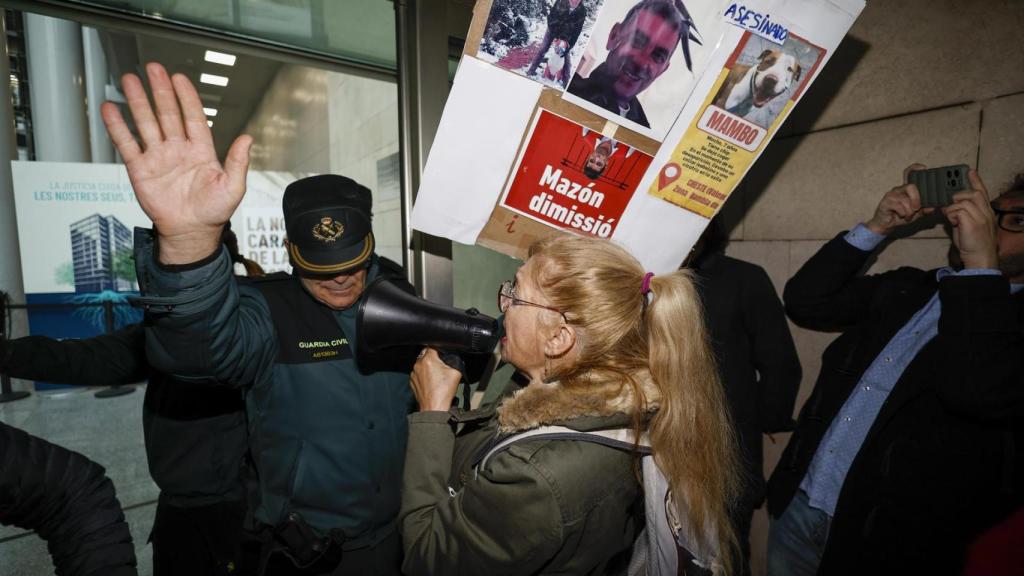 Familias de víctimas, en las puertas de los juzgados. Biel Aliño / EFE