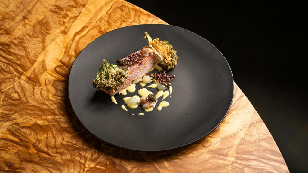 Salmonete de roca, cremoso de algas y berberechos, quinoa, cristales de Kale y gel de cítricos.