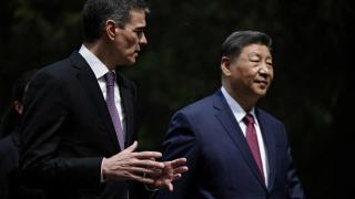 Pedro Sánchez y Xi Jinping pasean tras su reunión por los jardines de la casa de huéspedes Diaoyutai, en Pekín.