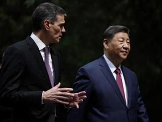 Pedro Sánchez y Xi Jinping pasean tras su reunión por los jardines de la casa de huéspedes Diaoyutai, en Pekín.