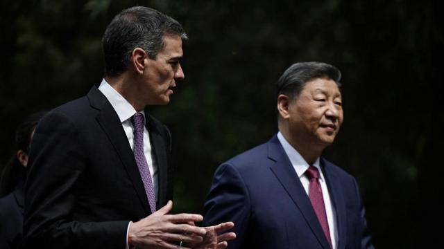 Pedro Sánchez y Xi Jinping pasean tras su reunión por los jardines de la casa de huéspedes Diaoyutai, la semana pasada en Pekín.