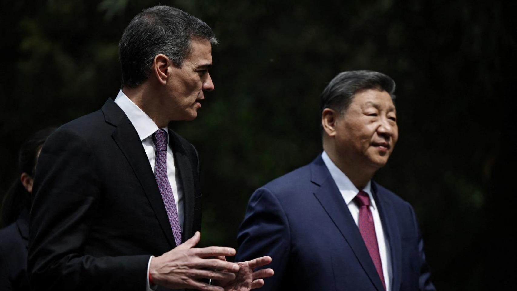 Pedro Sánchez y Xi Jinping pasean tras su reunión en Pekín, el pasado abril.
