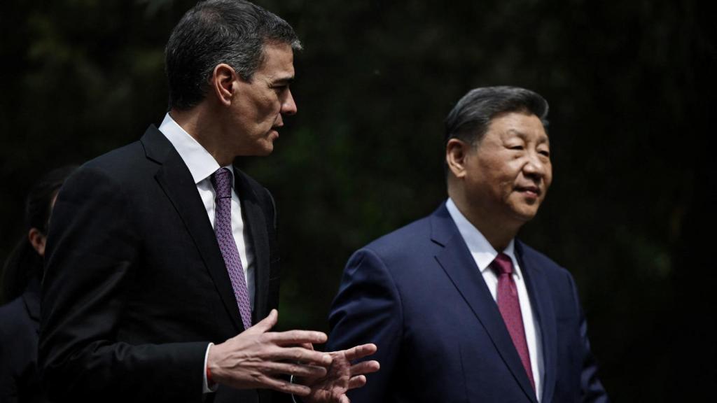 Pedro Sánchez y Xi Jinping pasean tras su reunión por los jardines de la casa de huéspedes Diaoyutai, este viernes en Pekín.