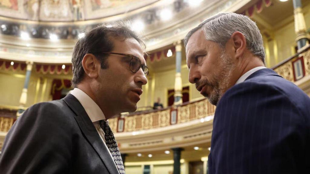 El ministro de Economía, Carlos Cuerpo, conversa con el vicesecretario económico del PP, Juan Bravo, este miércoles en el Congreso.