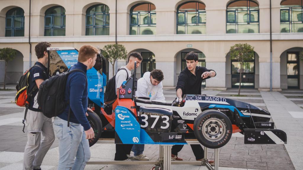 Parte del equipo con el monoplaza