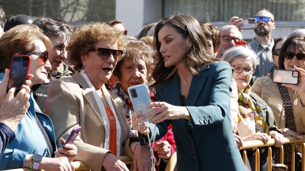 La Reina saluda a la gente que la esperaba fuera del auditorio.