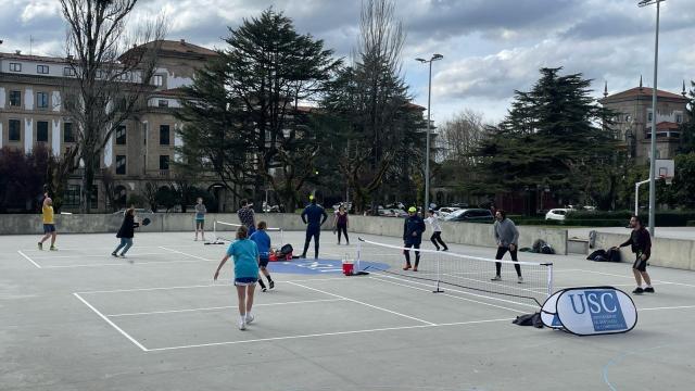 Varias personas juegan al 'pickleball' en las pistas de la USC.