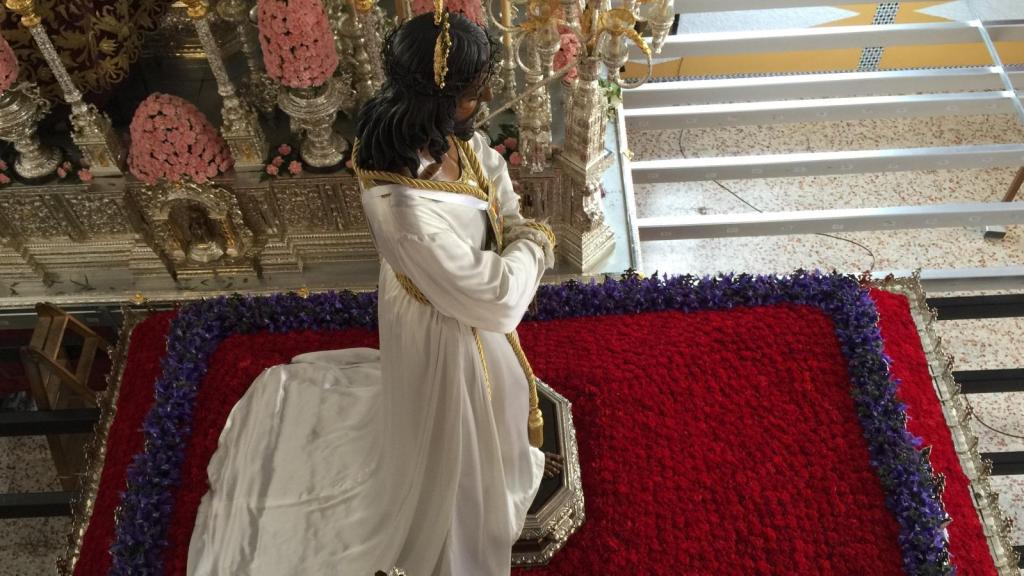 Monte de claveles rojos y lirios morados para Nuestro Padre Jesús Cautivo de Málaga.