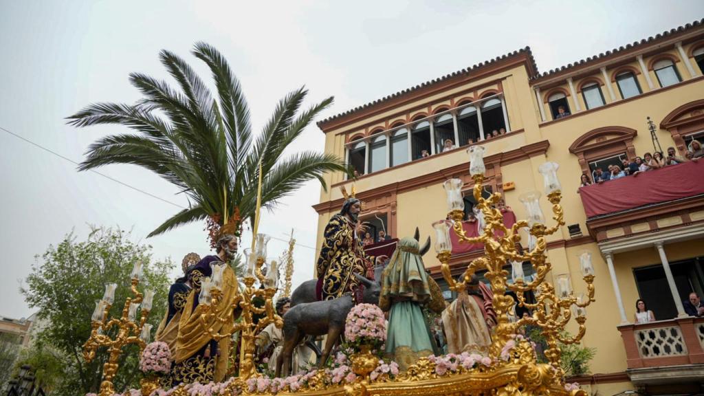 La Hermandad de la Borriquita a su paso por la Carrera Oficial en 2024.
