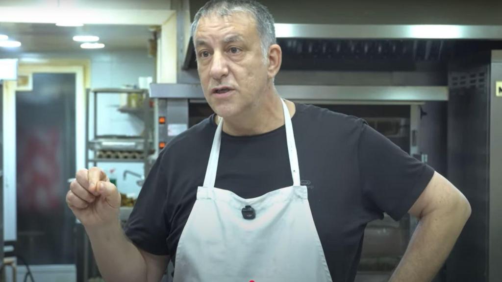 José es el dueño de una pescadería en Barcelona.