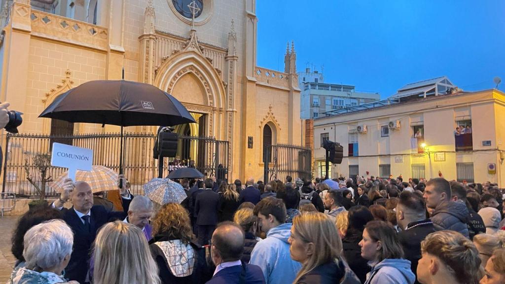Un organizador sostiene un cartel.