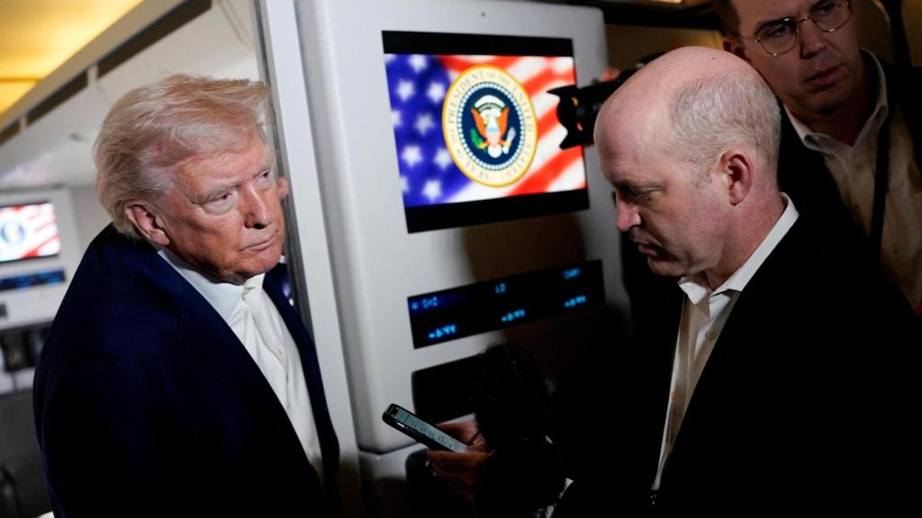 El presidente de Estados Unidos, Donald Trump, habla con los medios a bordo del Air Force One camino al Aeropuerto Internacional de Palm Beach.