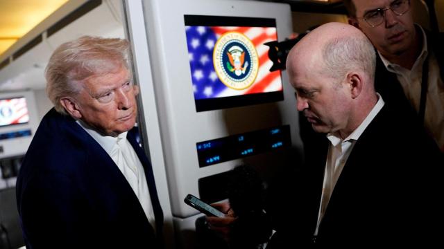 El presidente de Estados Unidos, Donald Trump, habla con los medios a bordo del Air Force One camino al Aeropuerto Internacional de Palm Beach.