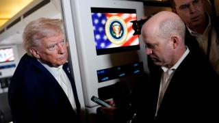 El presidente de Estados Unidos, Donald Trump, habla con los medios a bordo del Air Force One camino al Aeropuerto Internacional de Palm Beach.