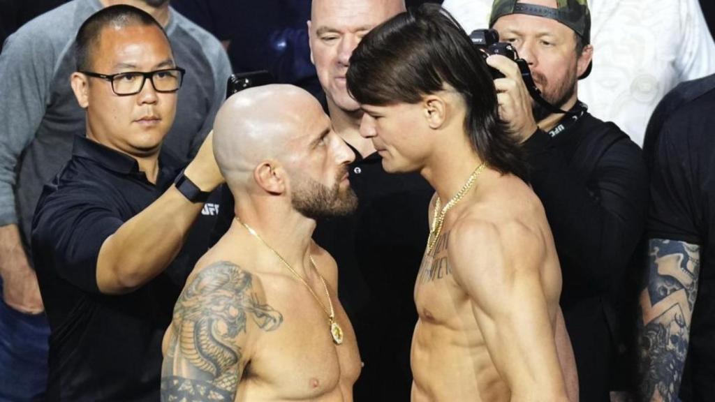 Alexander Volkanovski y Diego Lopes, en su careo previo a la pelea por el título de la UFC