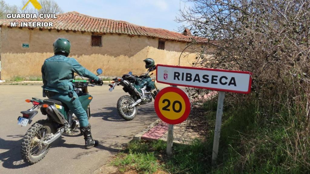 La Guardia Civil entrando al pueblo de León