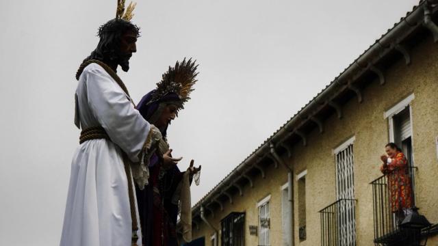 Una mujer celebra desde su balcón la salida del Cautivo y la Trinidad.