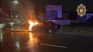 Un coche acaba calcinado tras chocar contra una farola en León