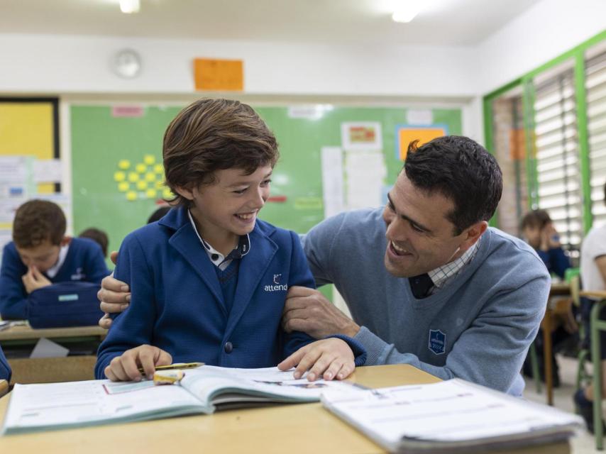 Sito junto a su profesor del colegio