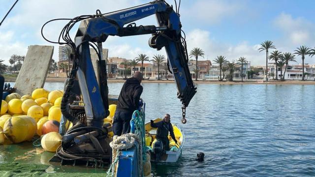 Los trabajos de balizamiento en las playas del Mar Menor ya han comenzado.