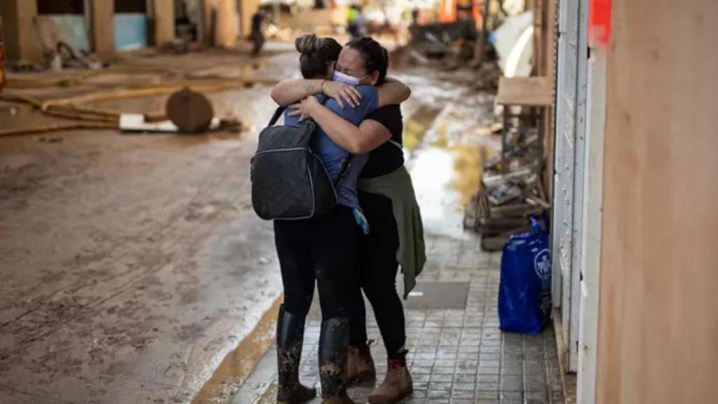 Vecinas de un municipio arrasado por la dana se abrazan días después de la tragedia. Imagen de archivo