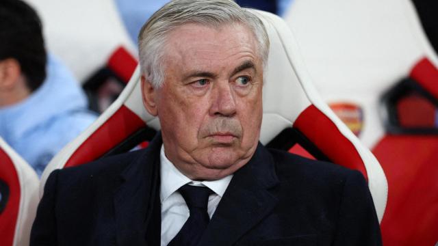Carlo Ancelotti sentado en el banquillo del Real Madrid en el Emirates Stadium
