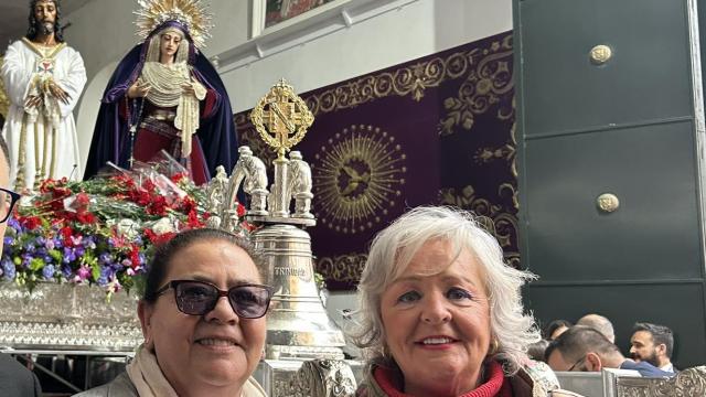 María del Monte asiste al traslado del Cautivo y posa con Teresa Porras.