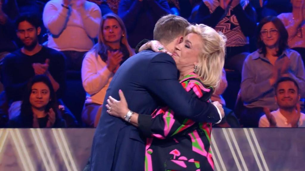 Jose María Almoguera abrazando a Carmen Borrego en 'De viernes'.