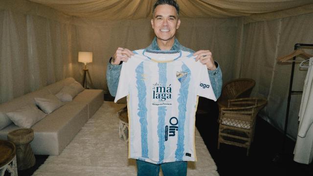 Robbie Williams posa con la camiseta del Málaga C.F.