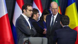 El ministro de Economía, Carlos Cuerpo, discute con su homólogo francés, Éric Lombard, durante la reunión del Eurogrupo.