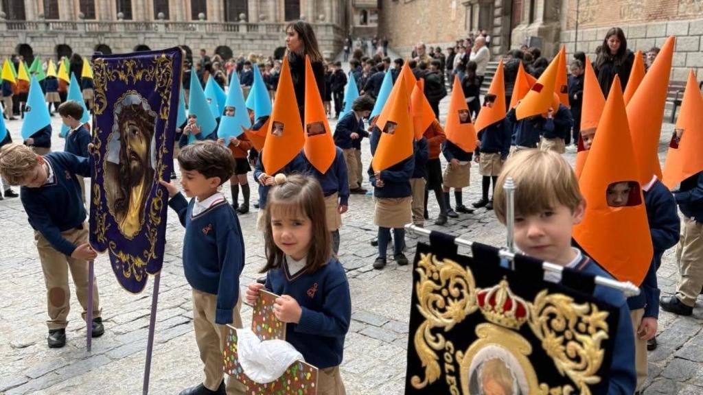 Procesión de la Virgen de los Dolores del Colegio Divina Pastora de Toledo.