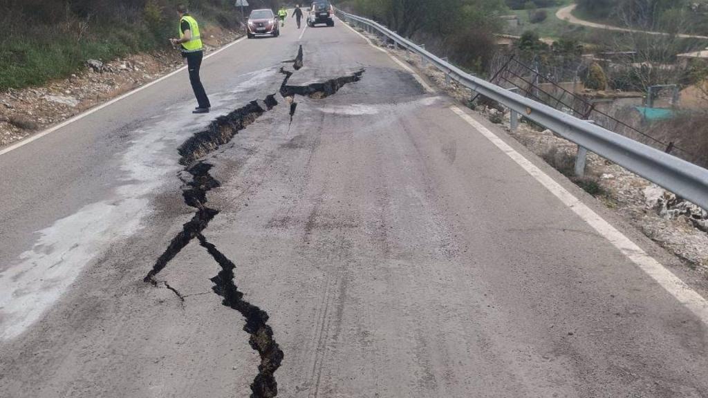 Hundimiento en la CM-2005 en Brihuega. Foto: 112.