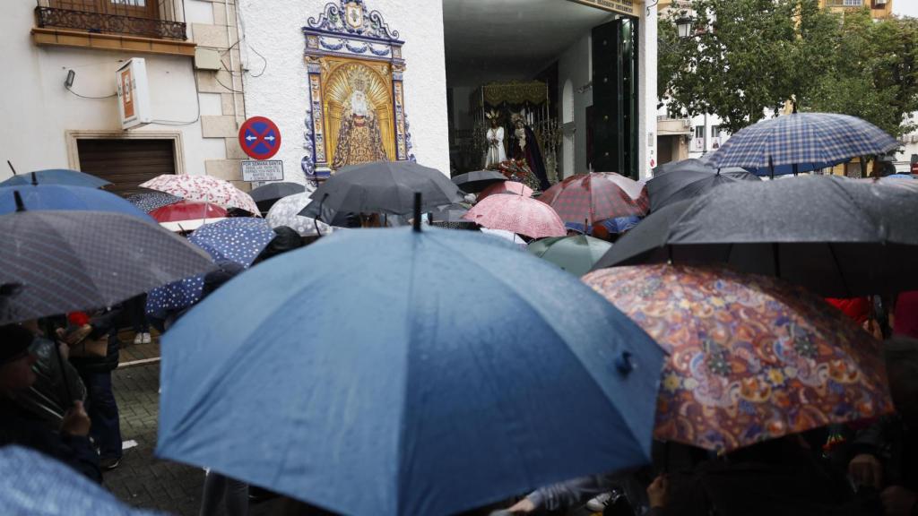 El público esta mañana en la casa de hermandad del Cautivo y la Trinidad.