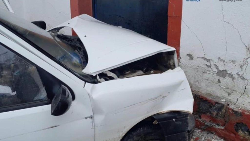 Así ha quedado el vehículo del anciano tras el accidente.