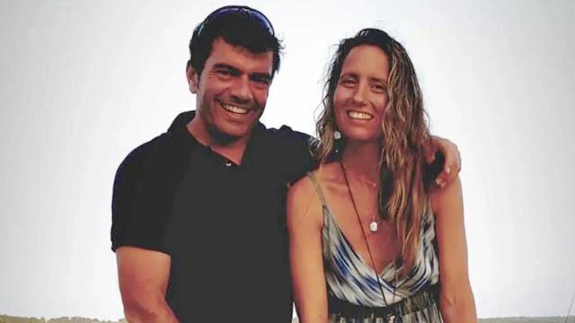 Agustín Escobar y Mercè Camprubí, la pareja fallecida en el accidente de helicóptero de nueva York, en una foto familiar.
