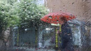 Una persona camina bajo la lluvia este viernes en Toledo.
