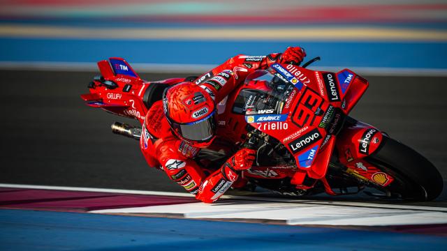 Marc Márquez traza un viraje con su Ducati Desmosedici GP25, en el circuito qatarí de Losail.