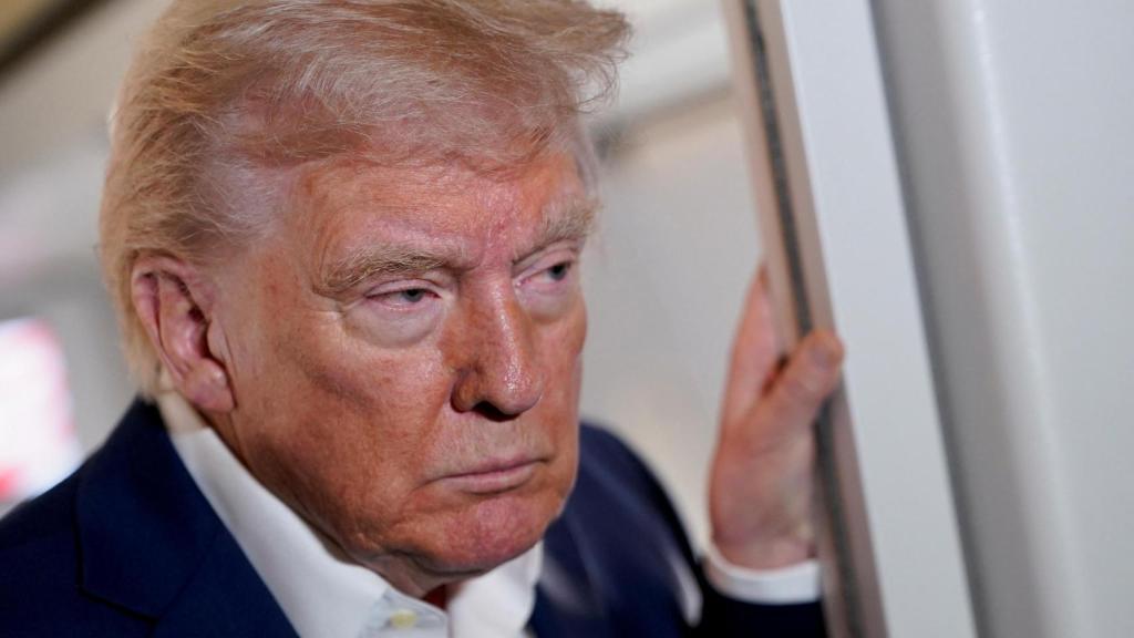 El presidente de EEUU, Donald Trump, en una imagen de este viernes en el avión presidencial.
