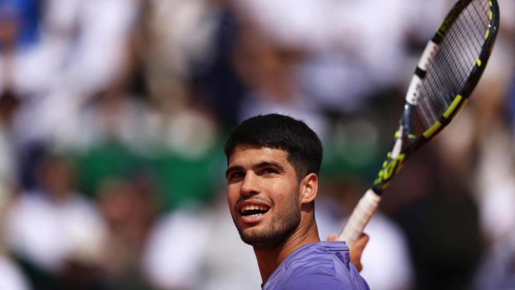 Carlos Alcaraz celebra su victoria en cuartos de final ante Arthur Fils.