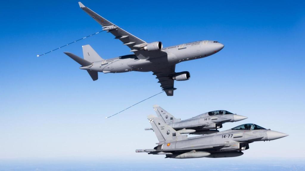El A330 MRTT del Ejército del Aire y del Espacio junto a dos Eurofighters españoles