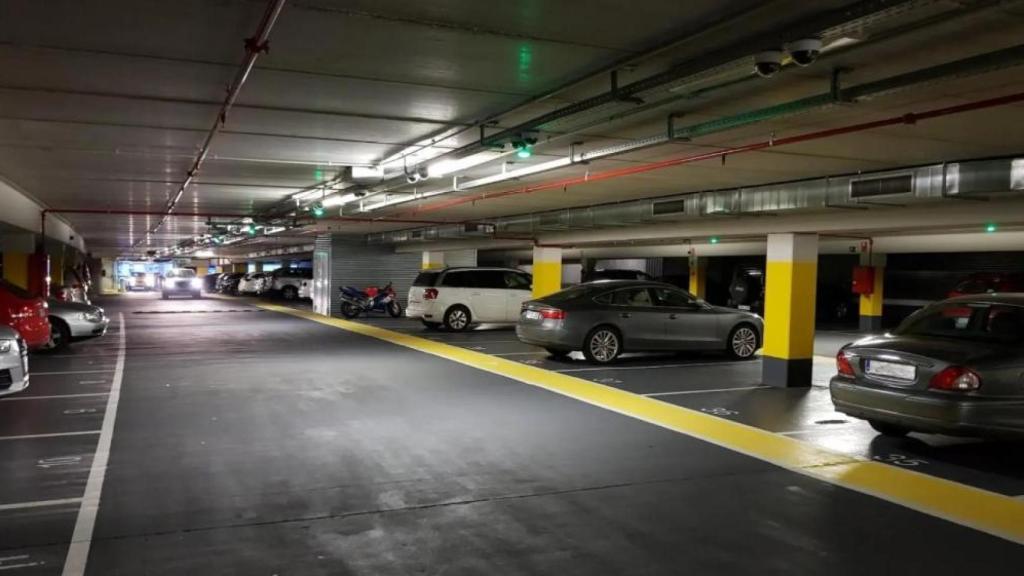 Imagen de un parking subterráneo. Imagen de archivo