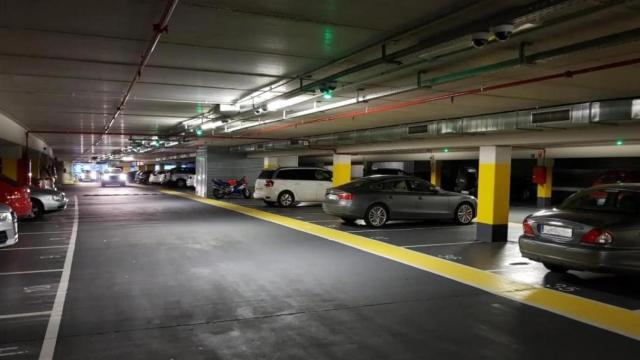 Imagen de un parking subterráneo. Imagen de archivo